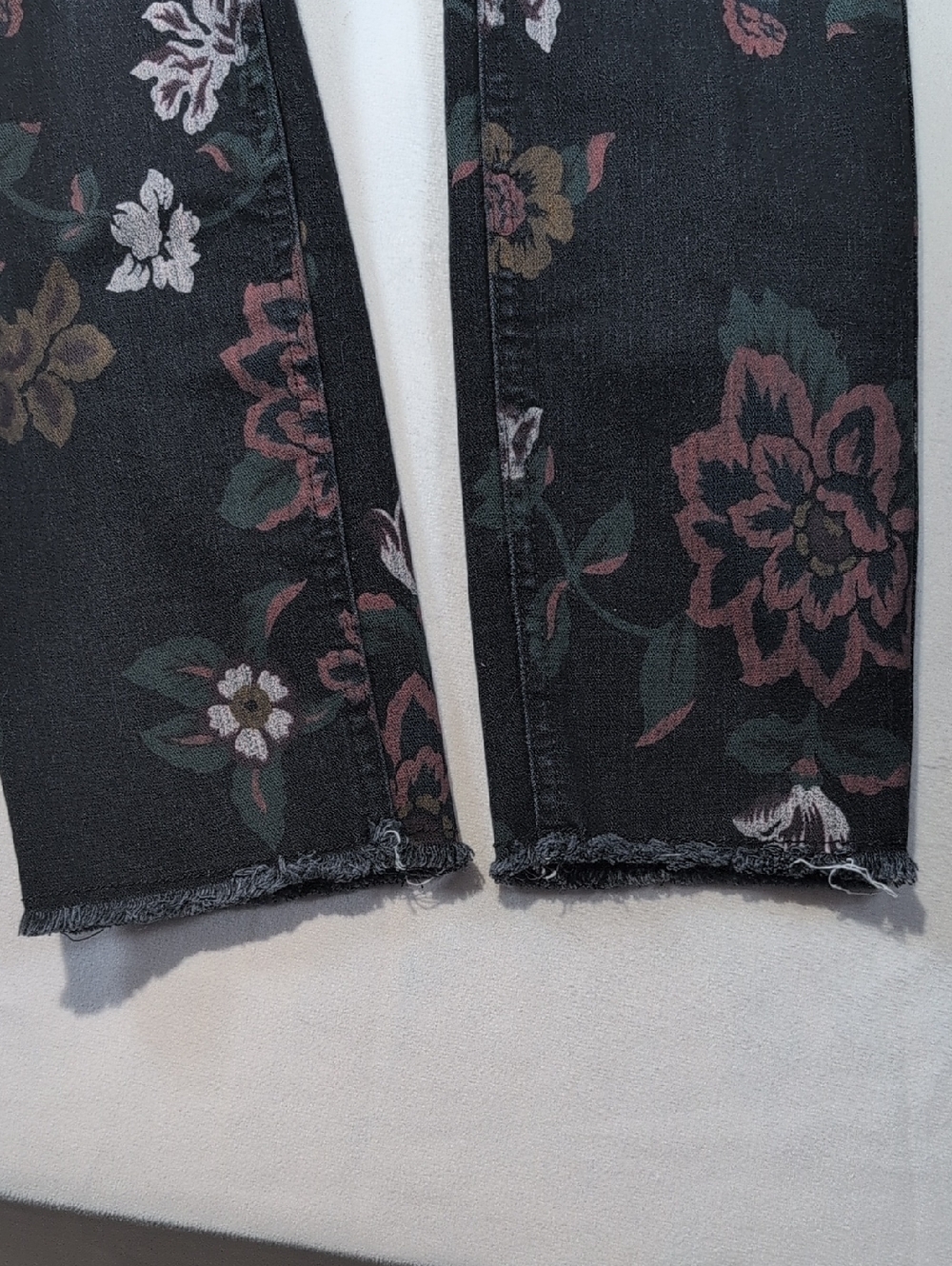 7 for All Mankind Roxanne Black Floral Skinny Ankle Jeans Size 25 - Picture 9 of 12